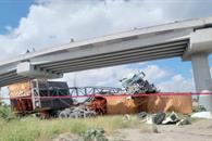 Cae tr&aacute;iler de puente vehicular; operador sobrevive