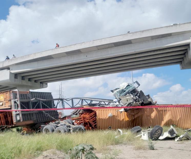 Cae tr&aacute;iler de puente vehicular; operador sobrevive