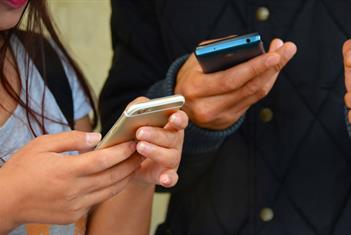 Proh&iacute;be Reino Unido acceso a internet para menores de 16 a&ntilde;os