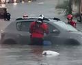 Realizan rescates tras lluvia Realizan rescates tras lluvia