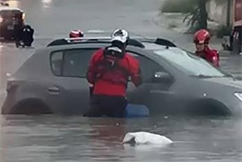 Realizan rescates tras lluvia Realizan rescates tras lluvia