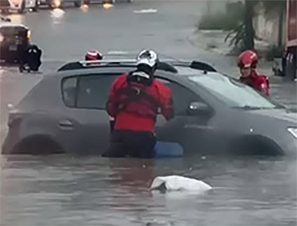 Realizan rescates tras lluvia Realizan rescates tras lluvia