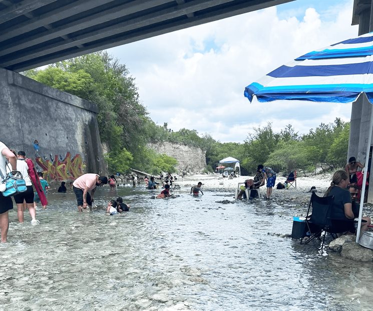 Acuden familias a parajes para mitigar el calor