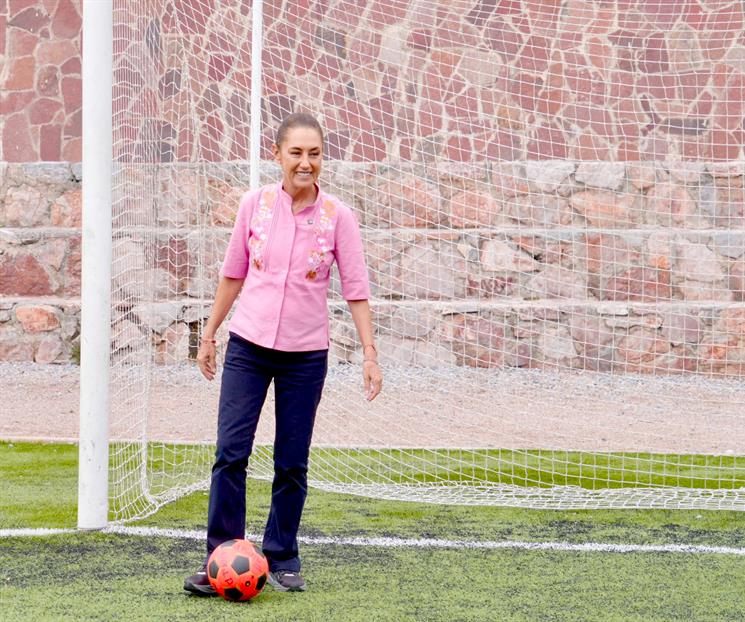 Entrega Sheinbaum canchas y boletos a j&oacute;venes potosinos
