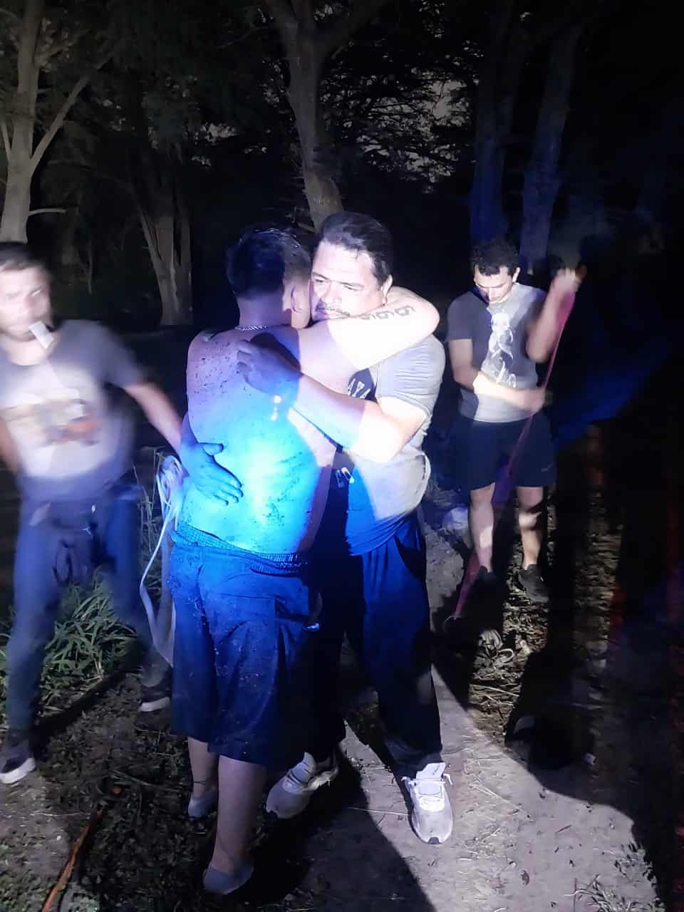 Un hombre fue rescatado por polic&iacute;as de la Unidad Motorizada de Guadalupe tras ser arrastrado por la corriente del R&iacute;o La Silla, en la Colonia Riberas del R&iacute;o.