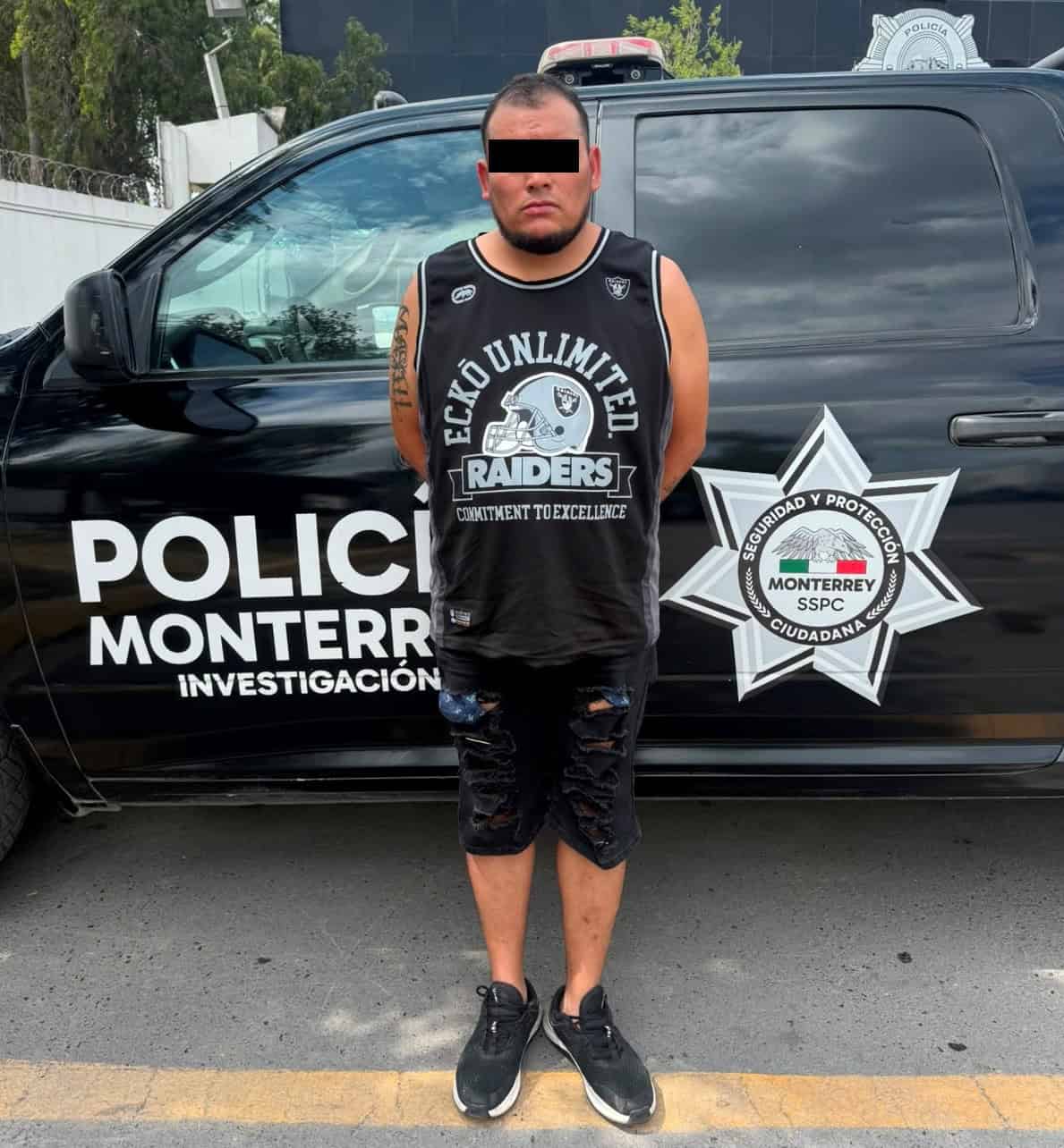 Un hombre buscado en Saltillo acusado de ser un monta choques, fue detenido en Monterrey tras agredir a un polic&iacute;a que lo encontr&oacute; haciendo maniobras a bordo de un veh&iacute;culo, en las calles de la Colonia Barrio Estrella.
