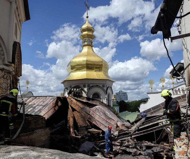 Al menos 11 muertos y una catedral en llamas tras nuevo ataque ruso