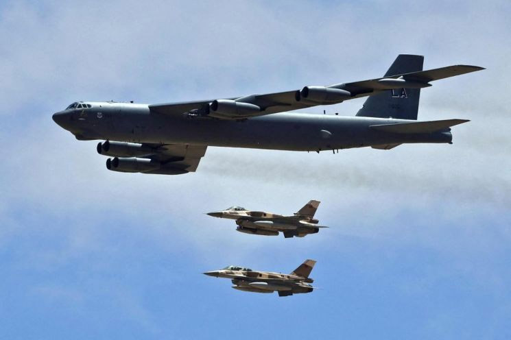 Ocho personas fallecen al estrellarse un B-52 en California