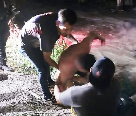 Salvan a hombre arrastrado por la corriente