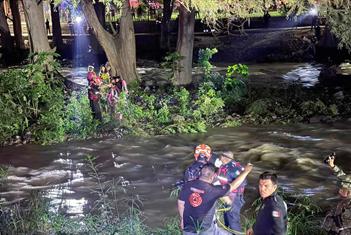 Deja lluvia a una mujer sin vida
