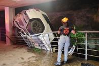 Cae tres niveles en estacionamiento