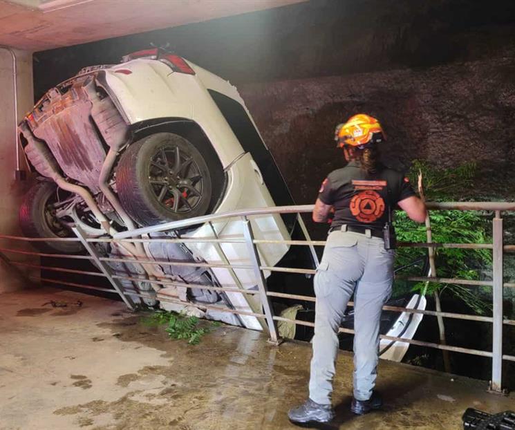 Cae tres niveles en estacionamiento