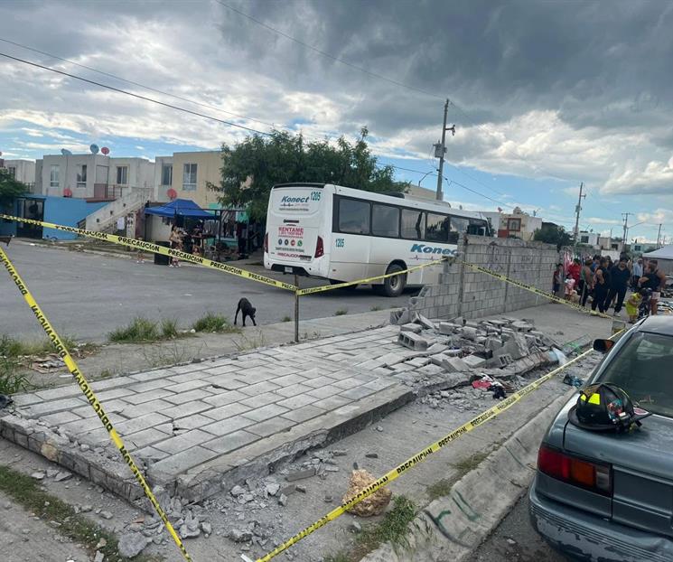 Ocasiona cami&oacute;n da&ntilde;os en Cadereyta