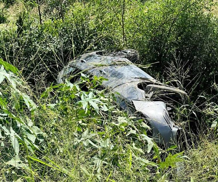 Vuelca su auto en Cadereyta