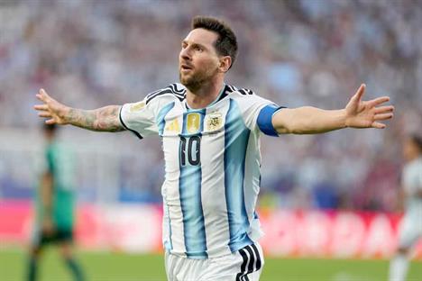 Luce Messi genialidad con  triplete hist&oacute;rico