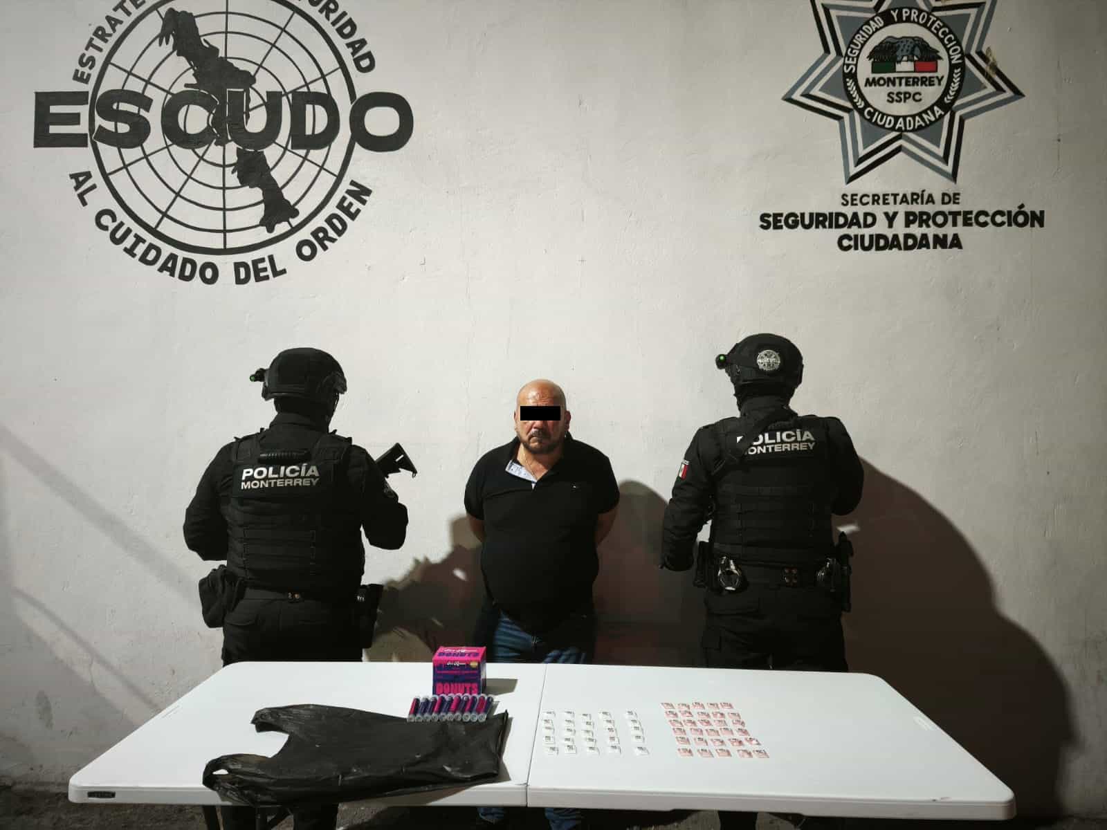 Un hombre y una menor de edad fueron detenidos por oficiales de la Polic&iacute;a de Monterrey, en hechos diferentes, al encontrarles en total 84 envoltorios con diversas sustancias y hierba similares a la coca&iacute;na en polvo, piedra y mariguana, en distintos puntos de la ciudad.