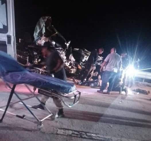Un lesionado y da&ntilde;os materiales, dej&oacute; un choque entre dos tr&aacute;ileres y una camioneta, la noche del martes en la Carretera La Gloria-Colombia, municipio de An&aacute;huac, al norte de Nuevo Le&oacute;n.