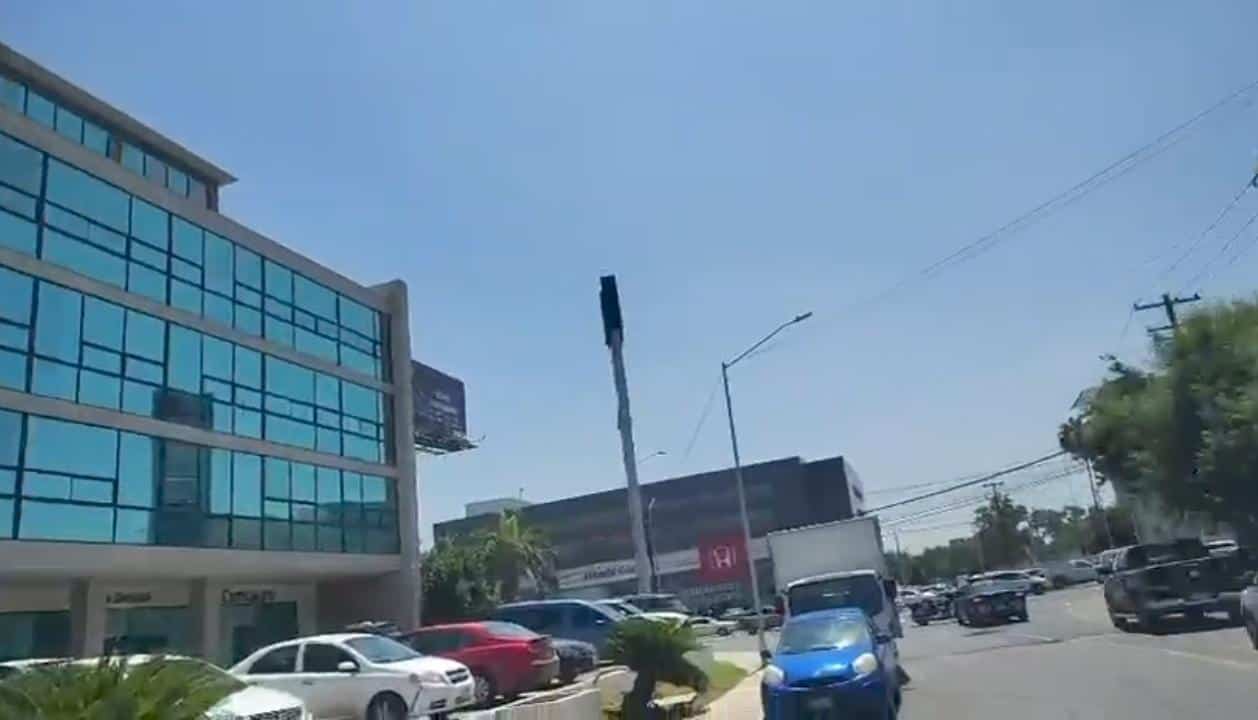 El incendio ocasionado por un corto en climas en un departamento de la Colonia Vista Hermosa, en Monterrey, moviliz&oacute; ayer a las autoridades, sin que se reportaran lesionados.