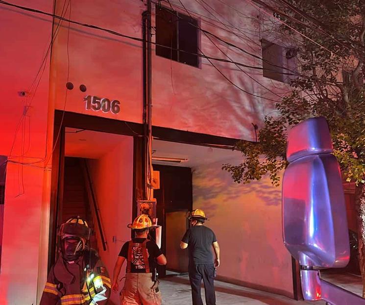 Evacuan a más de 100 personas por incendio de departamentos Evacuan a más de 100 personas por incendio de departamentos