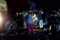 Chocan dos tr&aacute;ileres y una camioneta