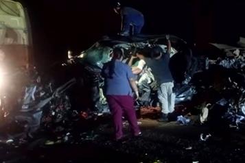 Chocan dos tr&aacute;ileres y una camioneta