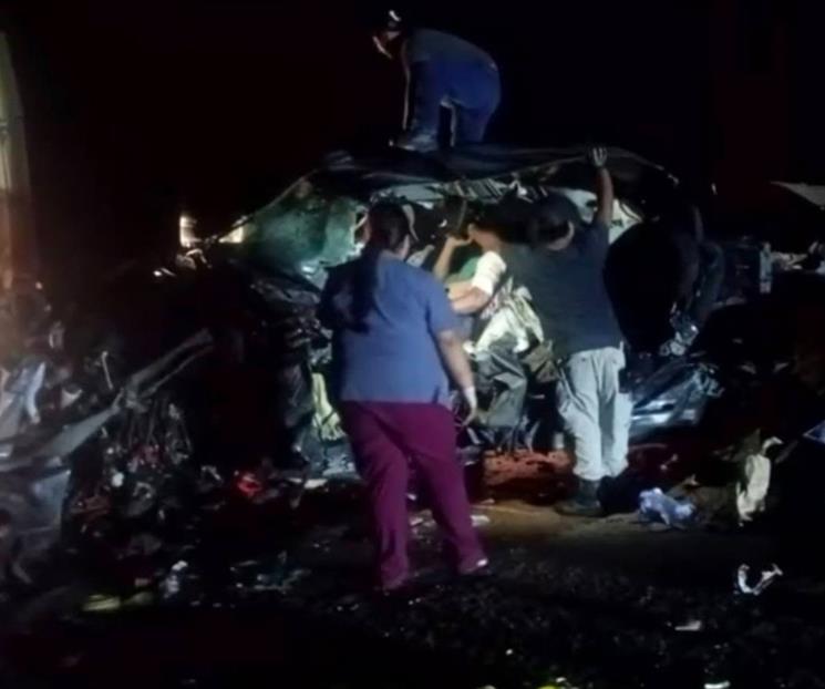 Chocan dos tr&aacute;ileres y una camioneta