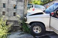Impacta camioneta contra barda Impacta camioneta contra barda