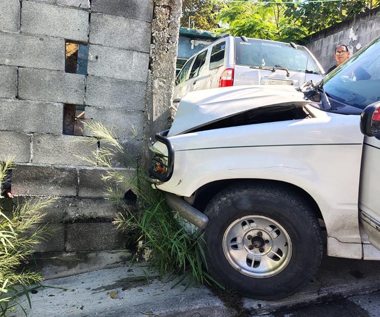 Impacta camioneta contra barda Impacta camioneta contra barda
