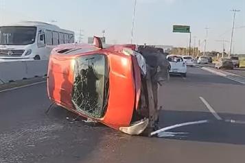 Vuelca auto en Escobedo