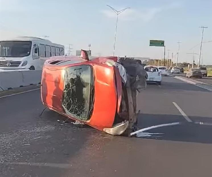 Vuelca auto en Escobedo Vuelca auto en Escobedo
