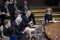 Anuncia EU revisi&oacute;n de su despliegue militar en Europa