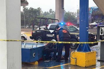 Muere mujer tras caerle anuncio panor&aacute;mico en San Nicol&aacute;s