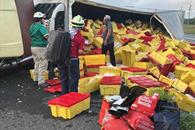 Vuelca tr&aacute;iler cargado por pollo en Montemorelos, Nuevo Le&oacute;n