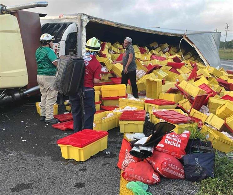 Vuelca tr&aacute;iler cargado por pollo en Montemorelos, Nuevo Le&oacute;n