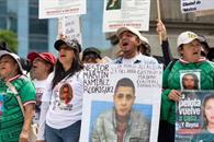 Buscadoras protestan en el &Aacute;ngel previo al partido M&eacute;xico-Corea
