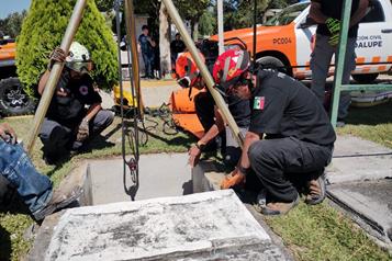 Cae mujer a tumba
