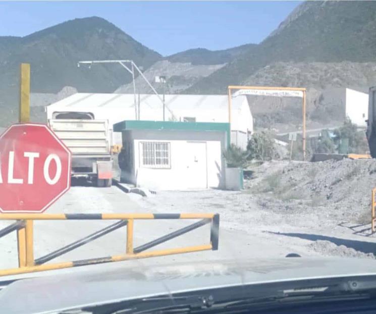 Buscan a conductor de m&aacute;quina tras deslave