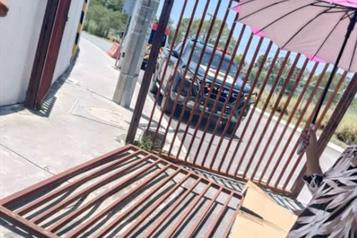 Cae port&oacute;n sobre guardia
