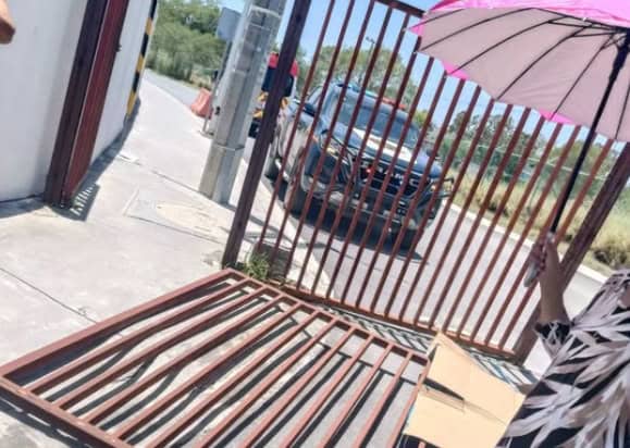 Cae port&oacute;n sobre guardia