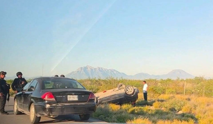 Vuelca camioneta en Sabinas