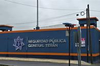 Aseguran veh&iacute;culo con equipo t&aacute;ctico