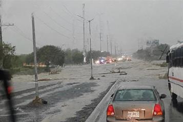 Deja lluvia inundaciones en Apodaca