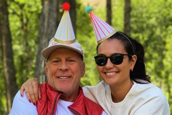 Bruce Willis reaparece en redes junto a su esposa Emma