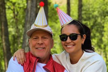 Bruce Willis reaparece en redes junto a su esposa Emma