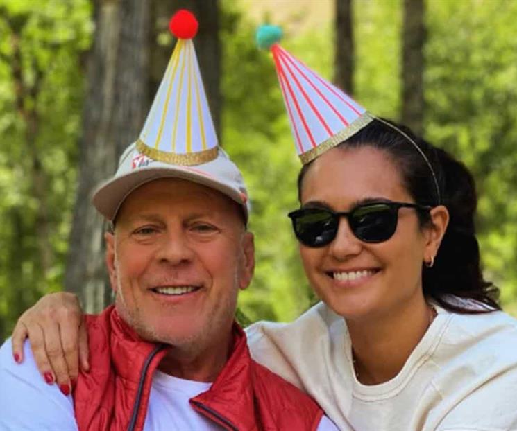 Bruce Willis reaparece en redes junto a su esposa Emma