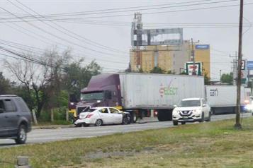 Ocasiona choque caos vial en la Laredo