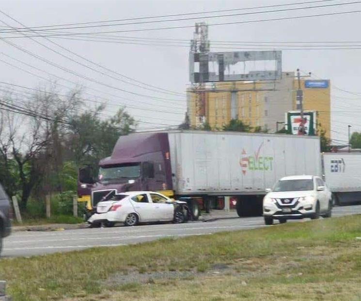 Ocasiona choque caos vial en la Laredo