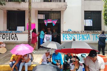 Mantienen personas trans plant&oacute;n dentro de Segob