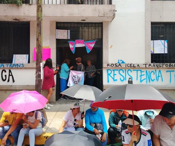 Mantienen personas trans plant&oacute;n dentro de Segob