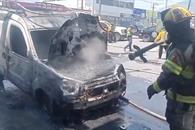 Auto se incendia en Mitras norte